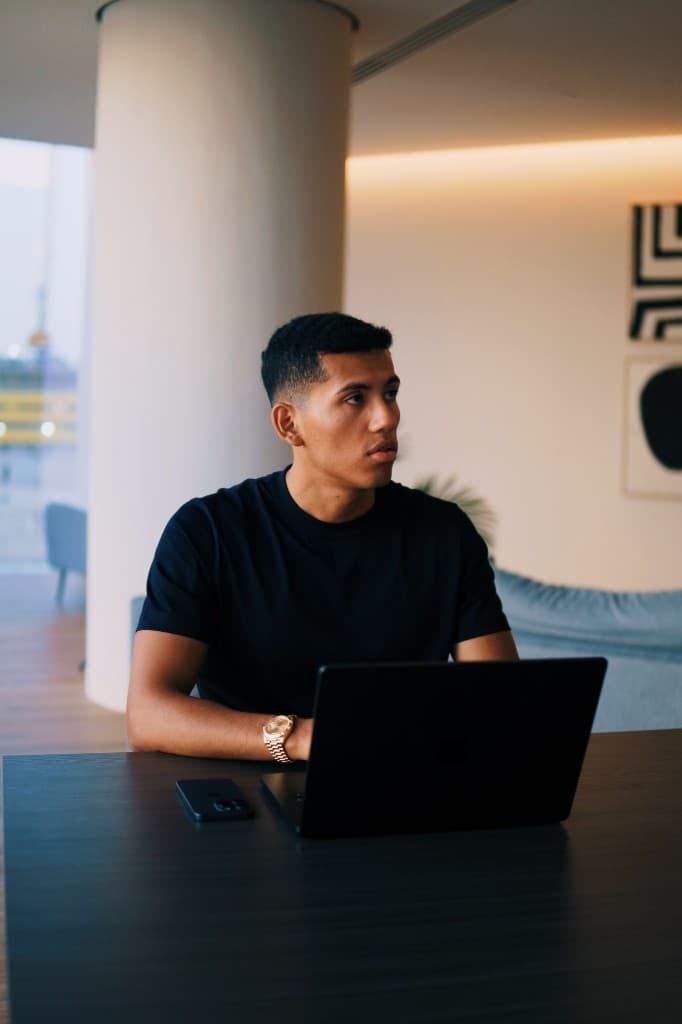 Minoru Isisola trabajando con portátil