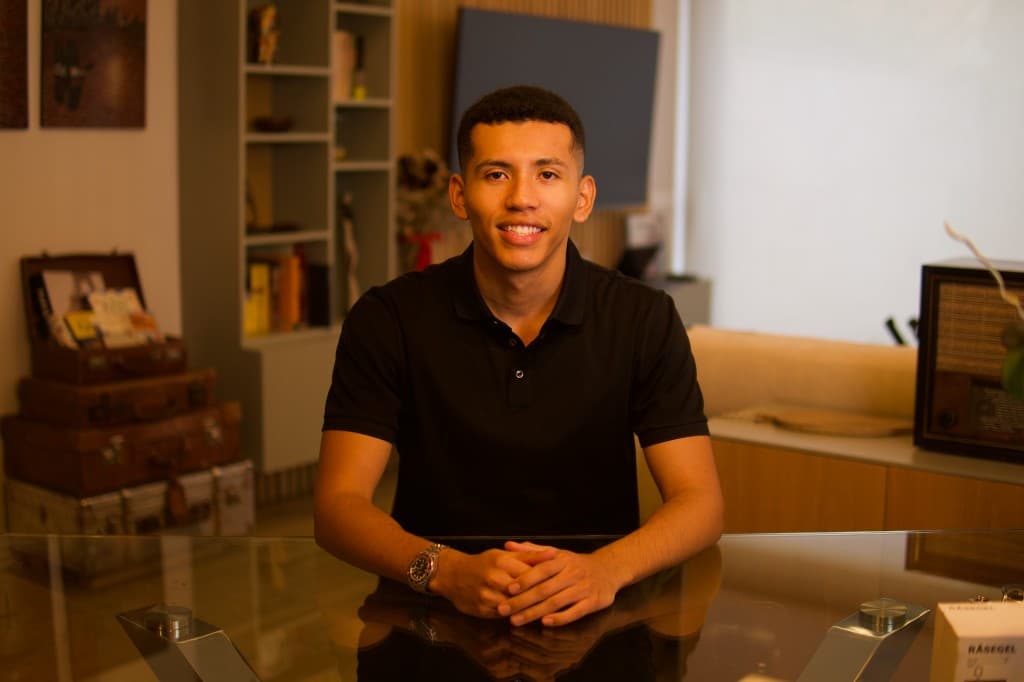 Minoru Isisola en un entorno de trabajo