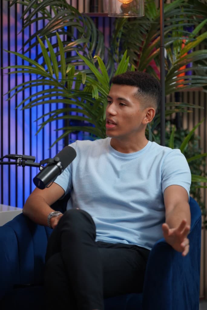 Minoru Isisola durante una entrevista